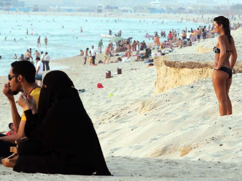 Berubah..Kini di Arab Saudi Sudah Bebas Pakai Bikini di Pantai